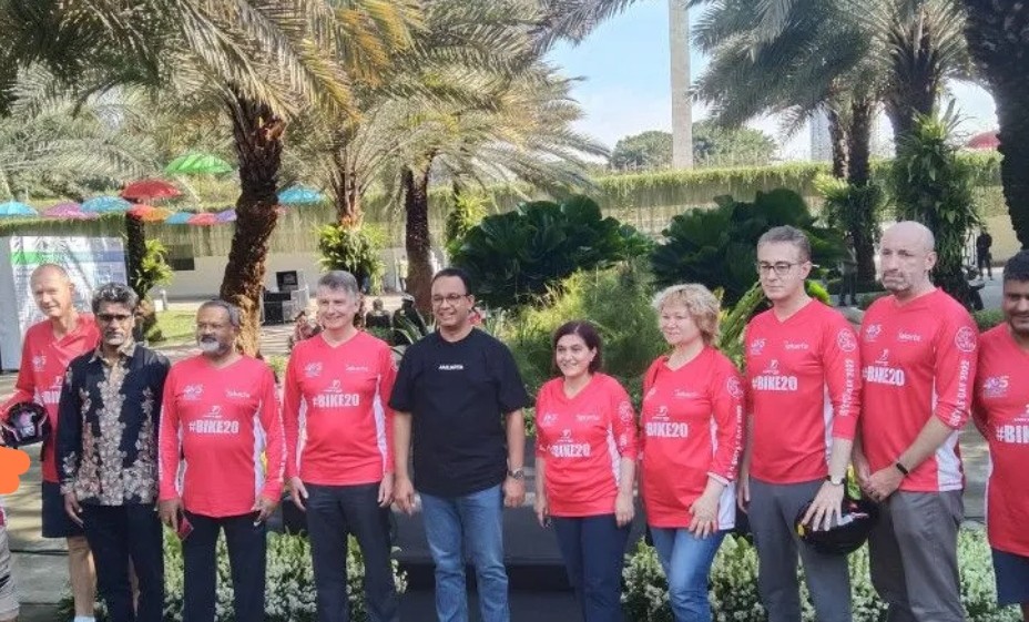 Anies Ajak Para Dubes Bersepeda Keliling Jakarta