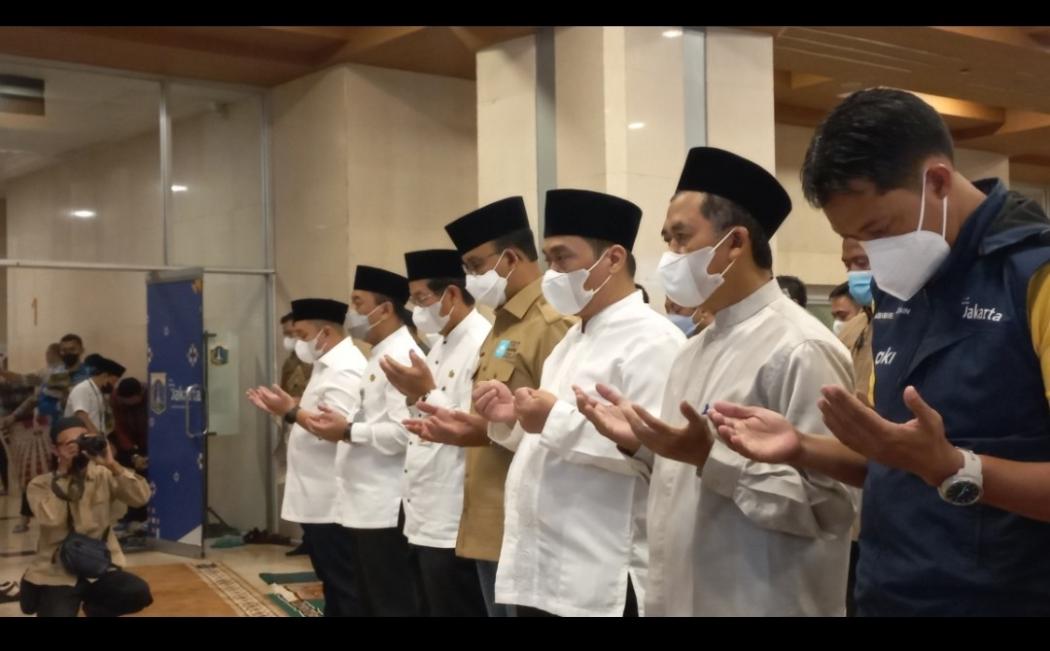 Anies Didampingi Wagub Salat Gaib usai Salat Jumat di Masjid Fatahilah Balai Kota
