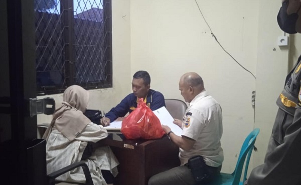 Waduh, Emak-emak di Bekasi Ditangkap Satpol PP gegara Buang Sampah di Underpass Tambun