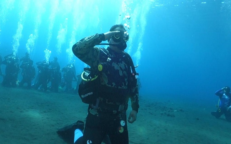 Peringati Hari Lahir Pancasila, Pengawas KKP Lakukan Upacara Bawah Laut