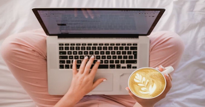 Dampak Buruk Main Laptop di Atas Kasur, Bikin Sirkulasi Udara Tidak Lancar