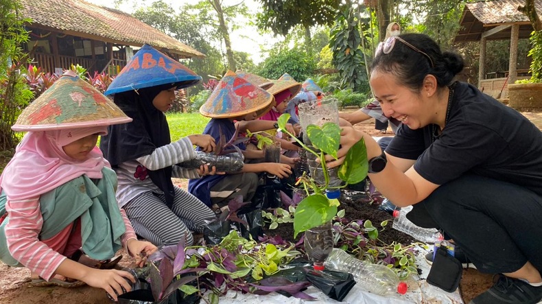 MNC Peduli Ajak Murid Sekolah Alam Daur Ulang Sampah dan Berolahraga