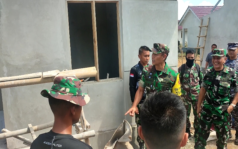 Tim Wasev Mabes TNI AD Tinjau Lokasi TMMD yang Bangun 30 Rumah untuk Nelayan di Lotim