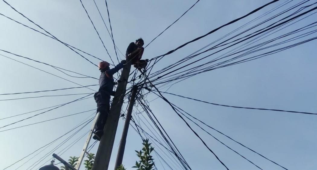 Dramatis, Damkar Bogor Selamatkan Pria yang Akan Bunuh Diri di Tower Listrik