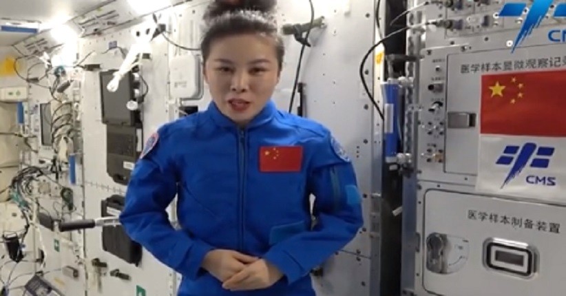 Cara Astronot China Cuci Rambut di Luar Angkasa, Serap Air Pakai Sarung Tangan Handuk