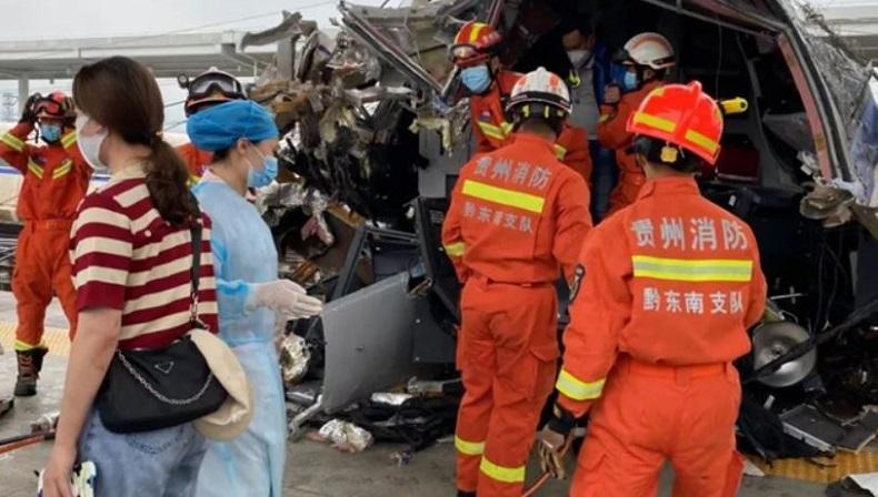 Kereta Berkecepatan Tinggi Tergelincir, Masinis Tewas di Tempat