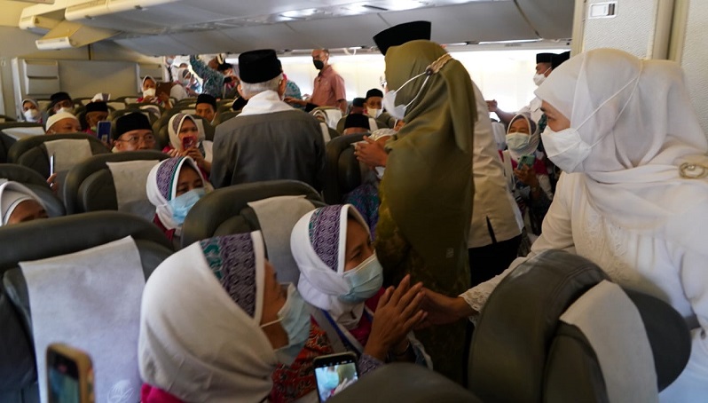 Wapres dan Gubernur Berangkatkan Jemaah Haji Kloter 1 Asal Jatim, Ini Pesannya 