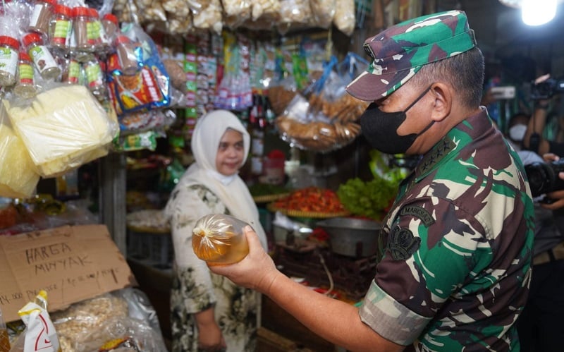 Jenderal Dudung Cek Harga Minyak Goreng di Pasar, Kadispenad: TNI sudah Seharusnya Hadir Atasi Krisis