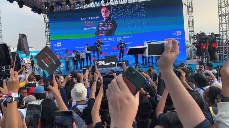 Mitch Evans Naik Podium Juara Formula E Jakarta 2022, Penonton Beri Sambutan Meriah