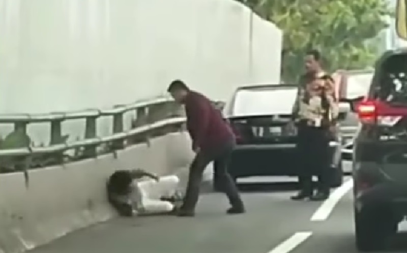 Viral Pria Berjas Merah Pukuli Seseorang di Tol Gatot Subroto, Polisi Turun Tangan