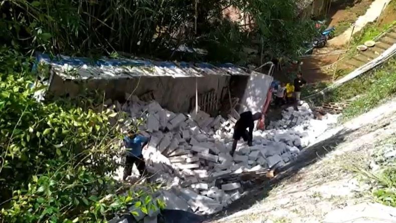  Waduh, Gegara Ikuti Petunjuk Google Maps Truk Tronton Terguling ke Jurang  