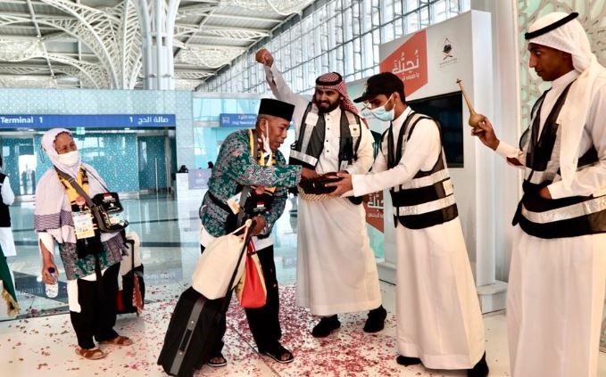 Tiba di Bandara Madinah, Jemaah Haji Jakarta Disambut Khusus Pemerintah Arab Saudi