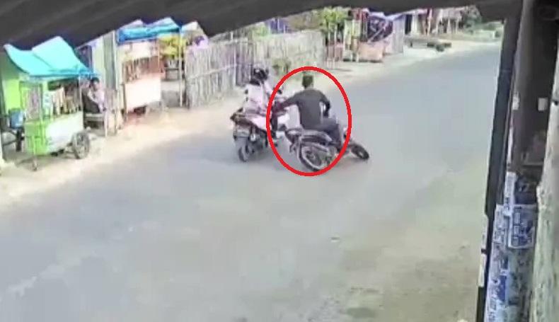 Terekam CCTV, Jambret di Indramayu Kabur Pakai Kendaraan Korban, Motornya Ditinggal