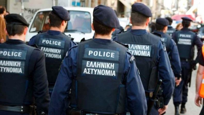 Kejar-kejaran dengan Polisi, Mobil Pembawa Imigran Gelap Tabrak Pembatas Jalan