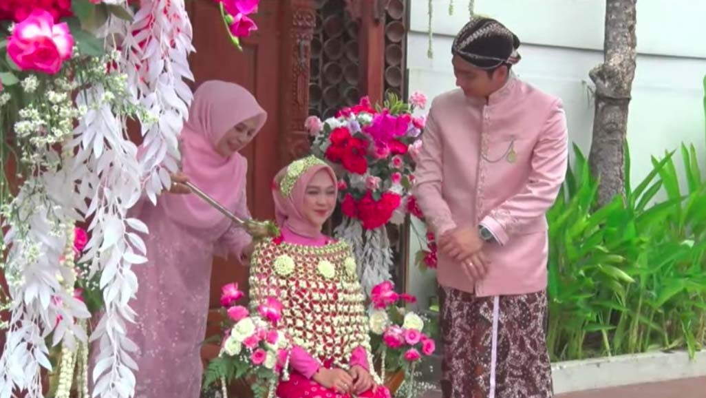 Intip 5 Momen Mesra Siraman 7 Bulanan Ria Ricis, Nomor 3 Bikin Nangis 