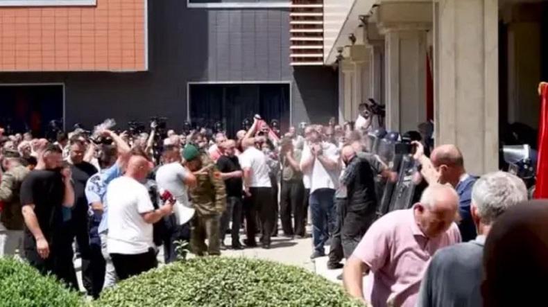 Aksi Demo Veteran Perang Kosovo Ricuh, Polisi Tembakkan Gas Air Mata 