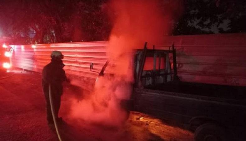 Terparkir 3 Hari di Pinggir Jalan Pulogadung, Mobil Pikap Terbakar gegara Korsleting Listrik
