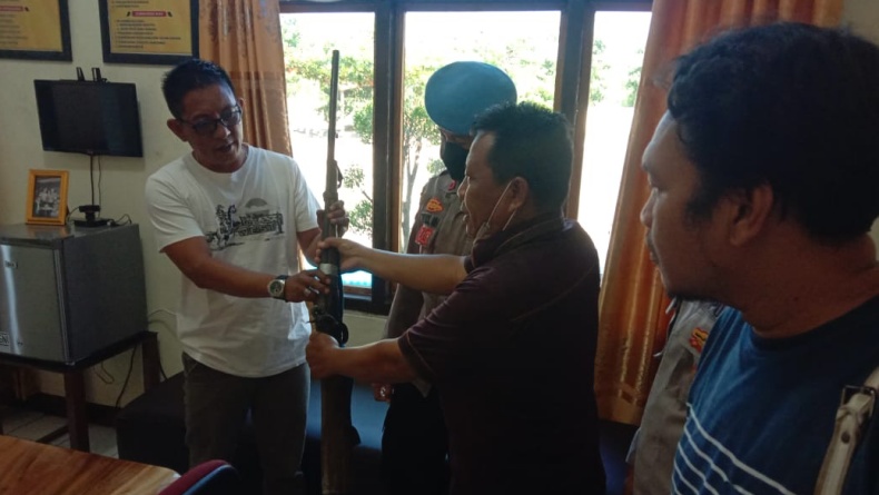  Takut Serahkan ke Polisi, Warga Way Kanan Berikan Senpi Rakitan ke Anggota DPRD