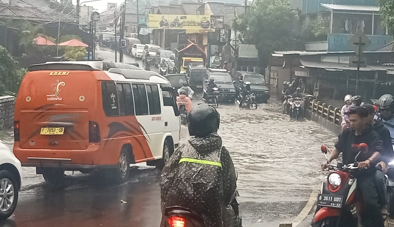 Sungai Cisuda Sukabumi Meluap, Lalu Lintas Sekitar Jembatan Cibeureum Nyaris Putus