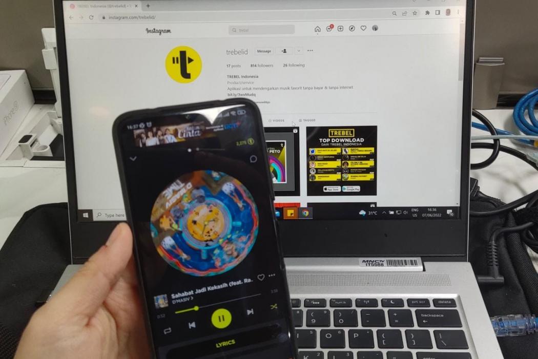 Unduh Single Lagu D’Masiv feat. Rayen Pono dan Regina Poetiray: Sahabat Jadi Kekasih di TREBEL