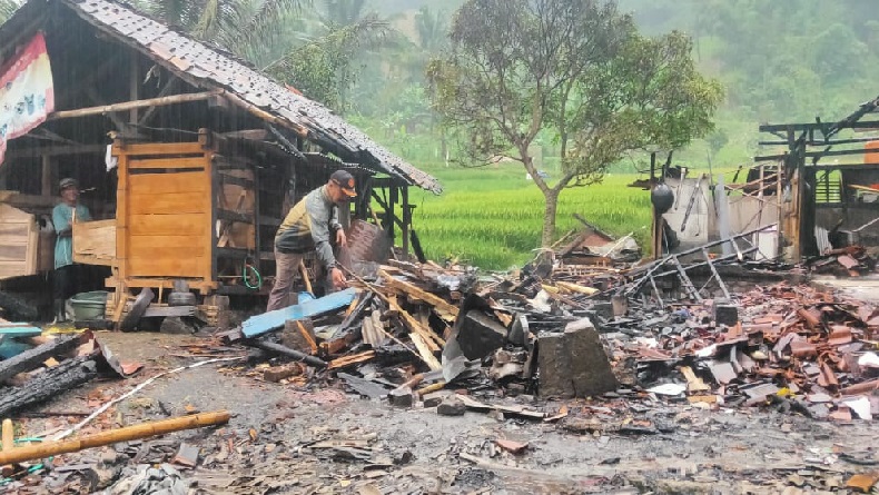 2 Rumah dan Empat Kambing Milik Warga Saguling KBB Ludes Terbakar