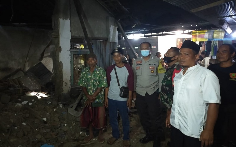 Rumah Tua Tiba-Tiba Roboh, Lansia Asyik Rebahan Langsung Lari Lihat Tembok Bergerak