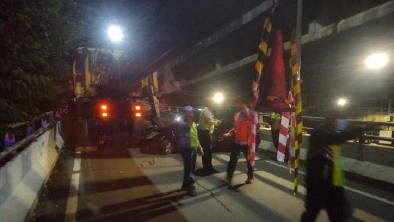 Gagal Menanjak, Truk Hantam 3 Mobil di Gerbang Tol Cempaka Putih