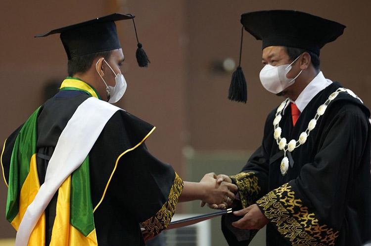 Luluskan 1.440 Mahasiswa, UMY Gelar Wisuda Pertama secara Luring