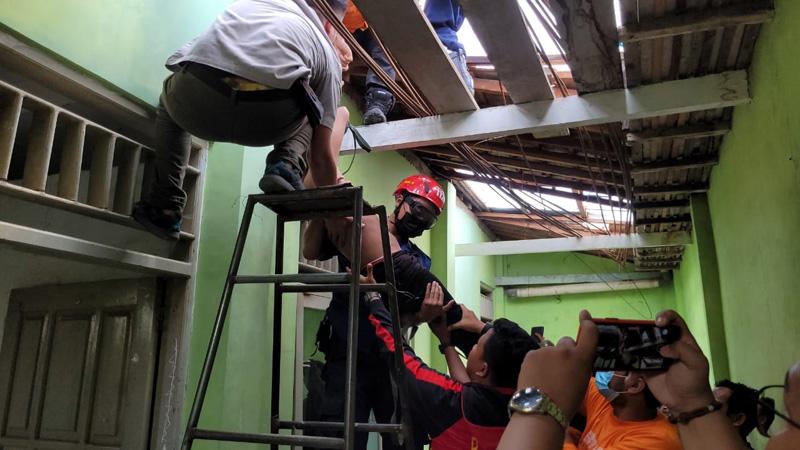 Dramatis, Petugas Damkar Evakuasi Warga hendak Bunuh Diri Loncat dari Atap Sekolah