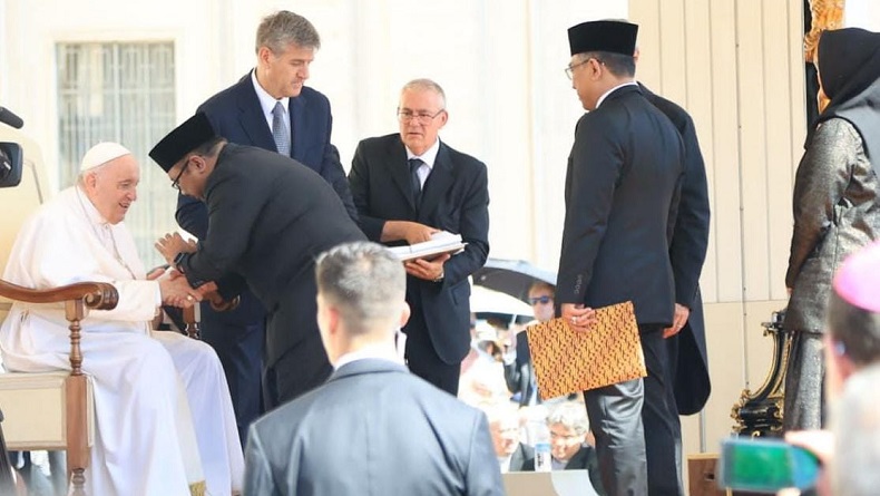 Bertemu Paus Fransiskus, Menag Sampaikan Undangan Jokowi untuk Datang ke Indonesia