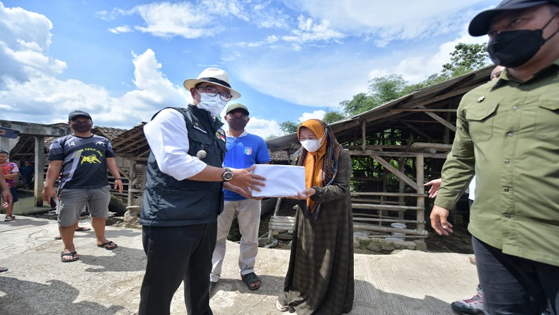 Atasi Wabah PMK di Jabar, Gubernur Ridwan Kamil Bagikan Obat untuk Ternak