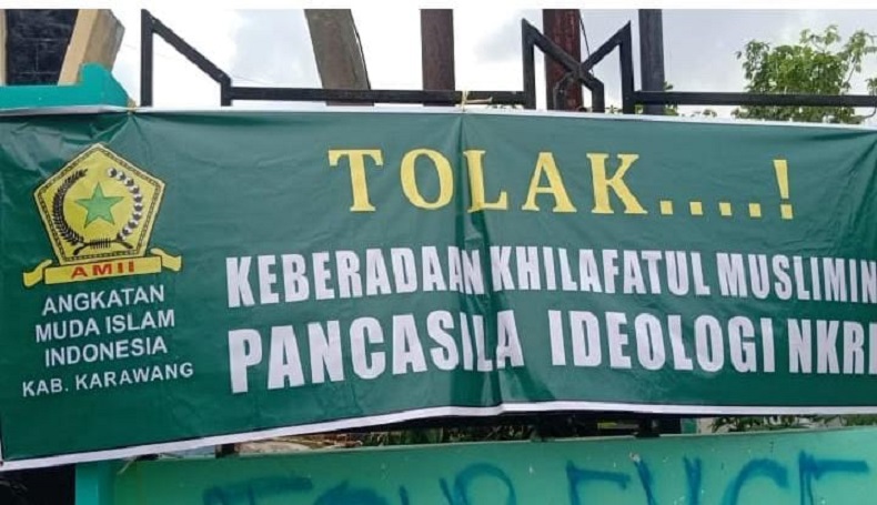 Warga Karawang Bentangkan Poster Tolak Khilafatul Muslimin 