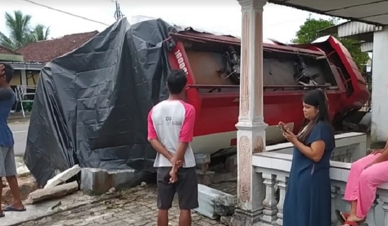 Dikira Gempa, Warga Jeriji Kaget Rumahnya Diseruduk Truk BBM