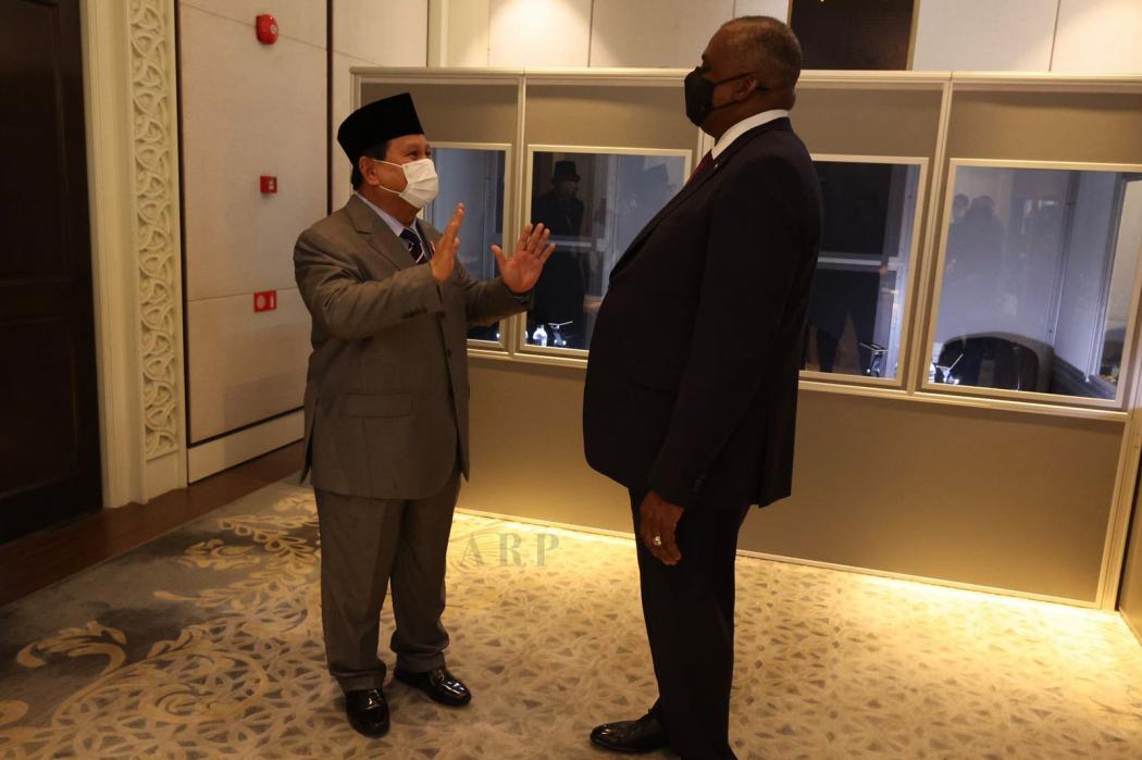 Momen Prabowo Berbincang Santai dengan Menhan AS