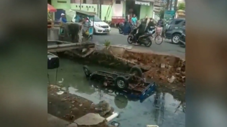 Hendak Parkir, Sepeda Motor Roda 3 Pengangkut Air Galon Terjungkal di Kali