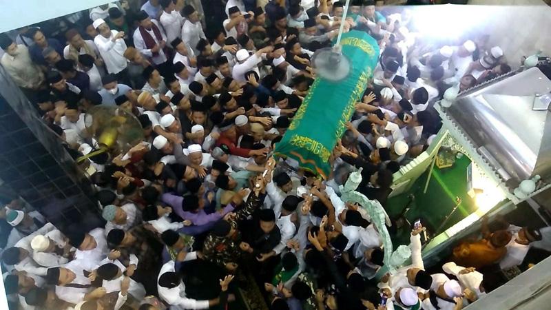  Puluhan Ribu Warga dan Santri Antar KH Dimyati Rois ke Peristirahatan Terakhir