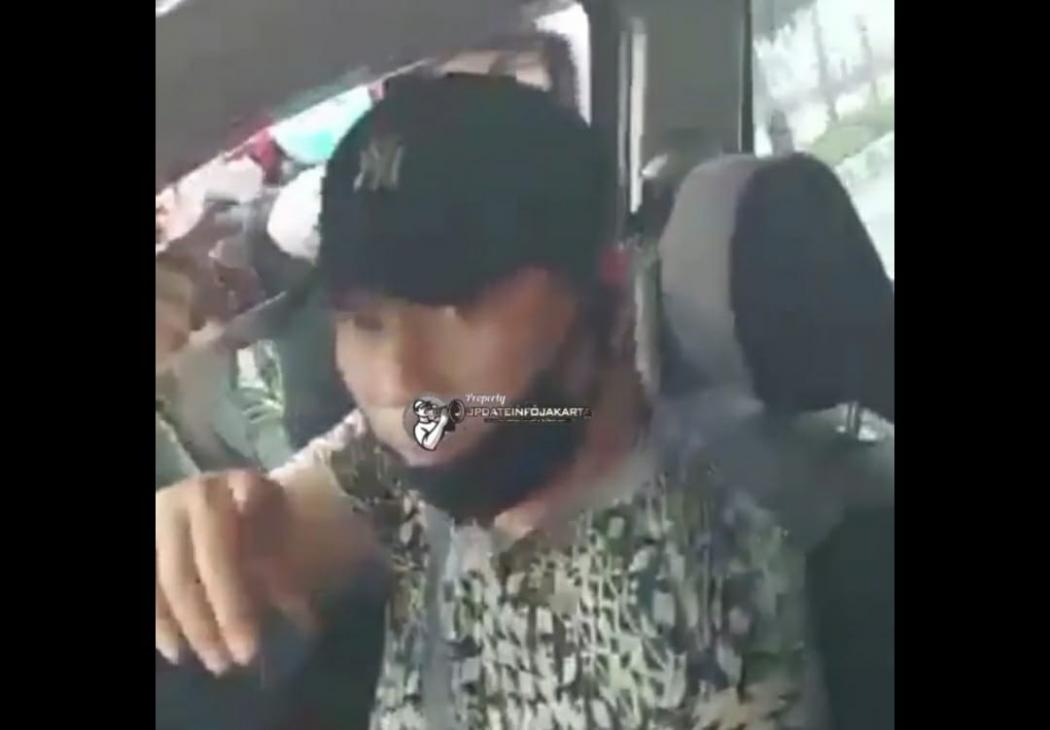 Viral Pengendara Mobil Lempar Botol ke Ambulans di Jakbar