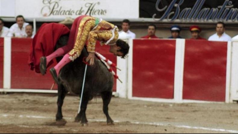 Tribune Arena Adu Banteng Ambruk, 4 Penonton Tewas Puluhan Lainnya Luka-Luka