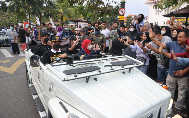 Rayakan HUT ke-104 Kota Madiun, Gubernur Khofifah Naik VW Keliling Kota