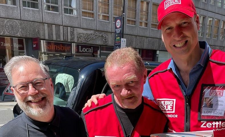 Salut, Pangeran William Rela Jualan Majalah di Pinggir Jalan demi Bantu Tunawisma