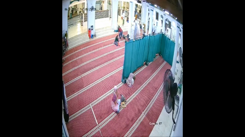 Nekat, Pencuri Gasak Ponsel Jemaah Salat Subuh Masjid Luar Batang
