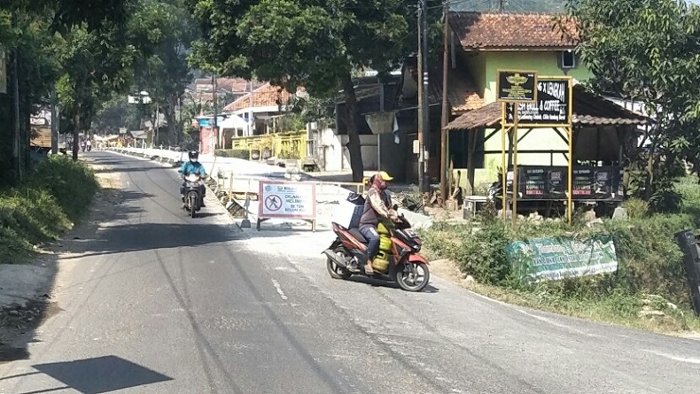 Proyek Perbaikan Jalan Selatan KBB Terkendala Jembatan Tajim Ambles