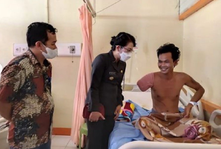 Tjhai Chui Mie Jenguk Pengunjung Sinka Zoo yang Tangannya Putus Diserang Buaya