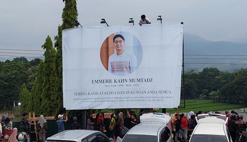 Baliho Eril Terpampang di Permakaman Cimaung Bandung Curi Perhatian Warga