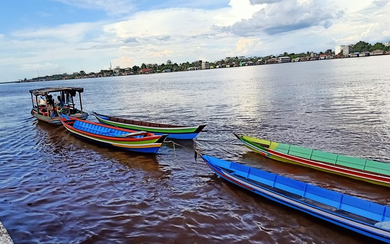 Cara Unik Pedagang Perahu Tradisional Kalimantan Berjualan, Jukung Berjajar Susuri Sungai