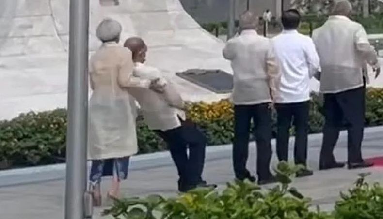 Kelelahan, Menhan Filipina Lorenzana Ambruk saat Upacara Hari Kemerdekaan