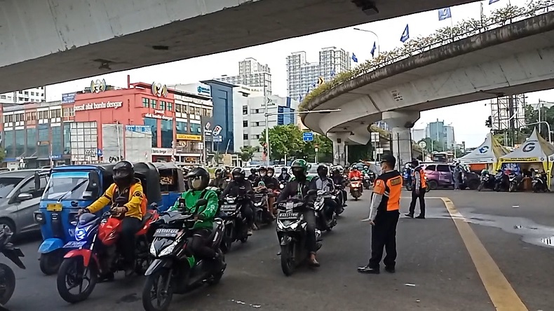 Sanksi Tilang Mulai Berlaku Hari Ini, Begini Suasana Ganjil Genap di Jalan Pramuka Jaktim