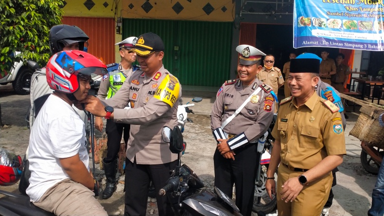 Dikira Razia Operasi Patuh, Polres OKU Ternyata Bagikan Helm Gratis ke Pengendara