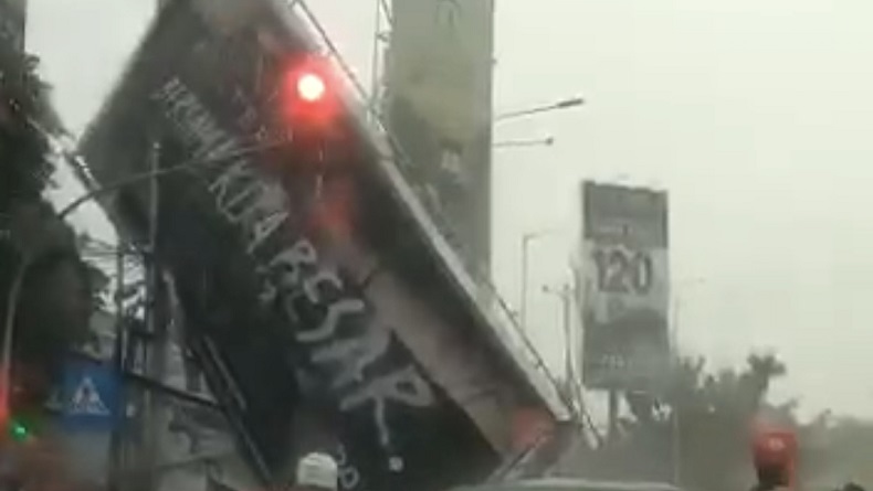 Hujan Angin Landa Tangsel, Billboard di Ciputat Tumbang