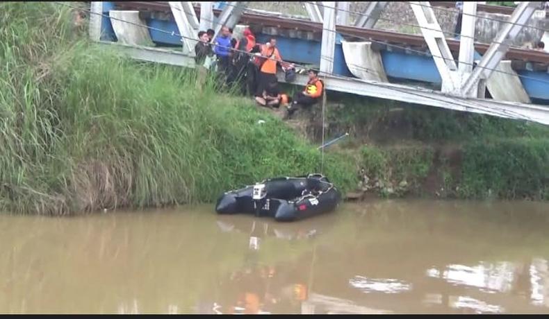 Ngeri, Warga Pekalongan Tertabrak KA saat Mancing, Tubuh Korban Hilang di Sungai